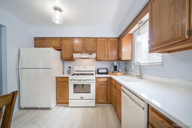 27860 Kaufman Street, Roseville, MI 48066