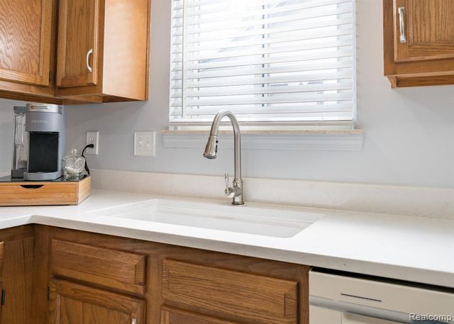 27860 Kaufman Street, Roseville, MI 48066