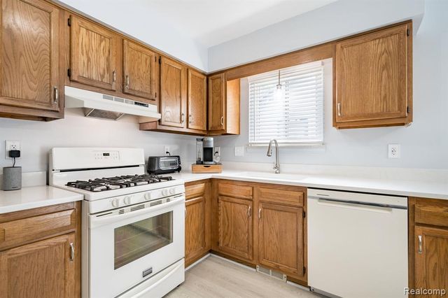 27860 Kaufman Street, Roseville, MI 48066