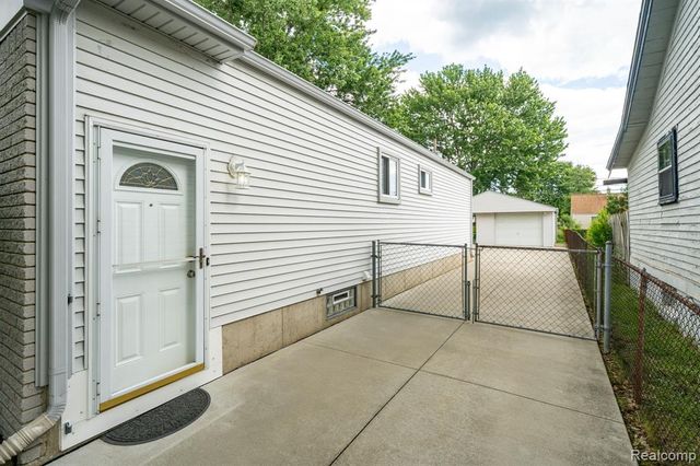 27860 Kaufman Street, Roseville, MI 48066