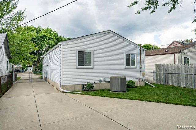 27860 Kaufman Street, Roseville, MI 48066