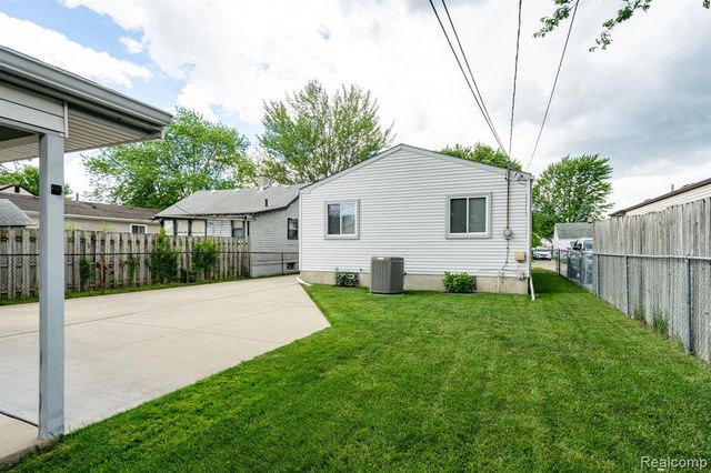 27860 Kaufman Street, Roseville, MI 48066