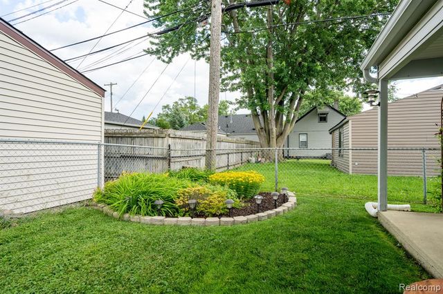 27860 Kaufman Street, Roseville, MI 48066
