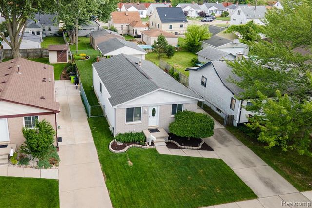 27860 Kaufman Street, Roseville, MI 48066
