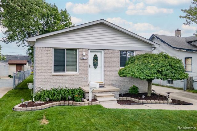 27860 Kaufman Street, Roseville, MI 48066