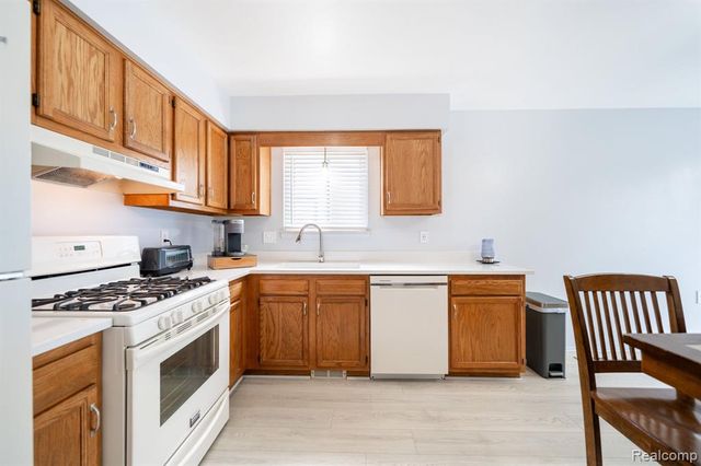 27860 Kaufman Street, Roseville, MI 48066