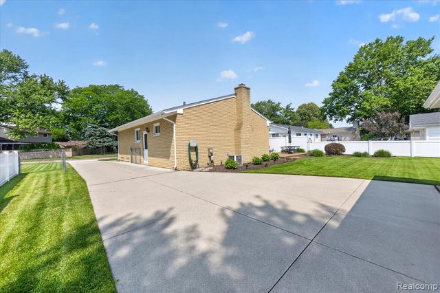 7026 London Court, Canton, MI 48187