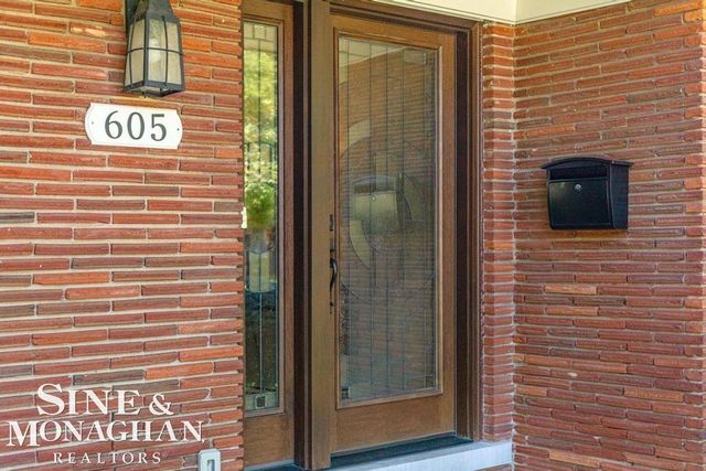 605 Hidden Lane, Grosse Pointe Woods, MI 48235