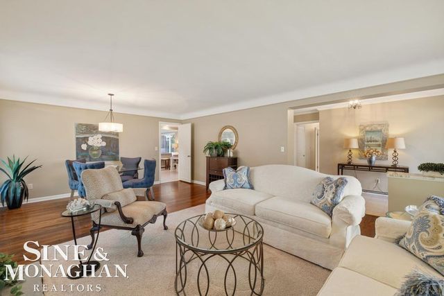 605 Hidden Lane, Grosse Pointe Woods, MI 48235