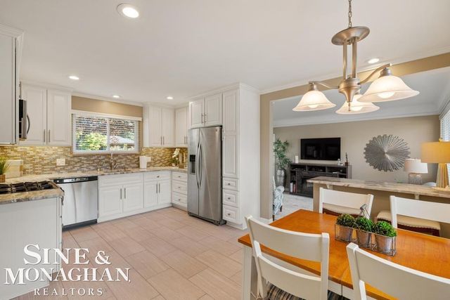 605 Hidden Lane, Grosse Pointe Woods, MI 48235