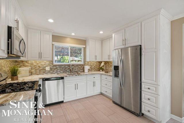 605 Hidden Lane, Grosse Pointe Woods, MI 48235