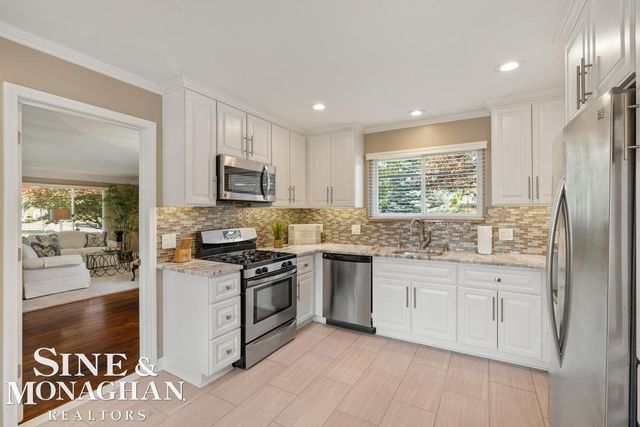 605 Hidden Lane, Grosse Pointe Woods, MI 48235