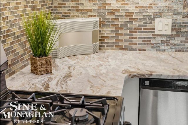 605 Hidden Lane, Grosse Pointe Woods, MI 48235