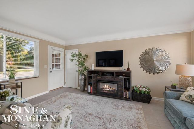 605 Hidden Lane, Grosse Pointe Woods, MI 48235