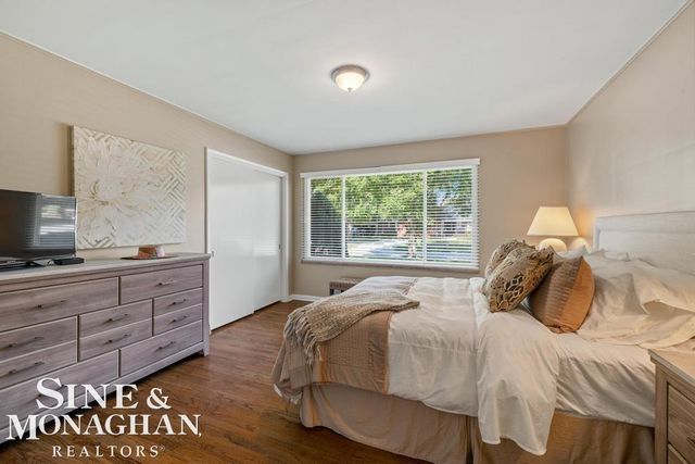 605 Hidden Lane, Grosse Pointe Woods, MI 48235