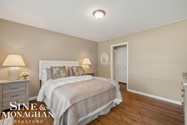605 Hidden Lane, Grosse Pointe Woods, MI 48235