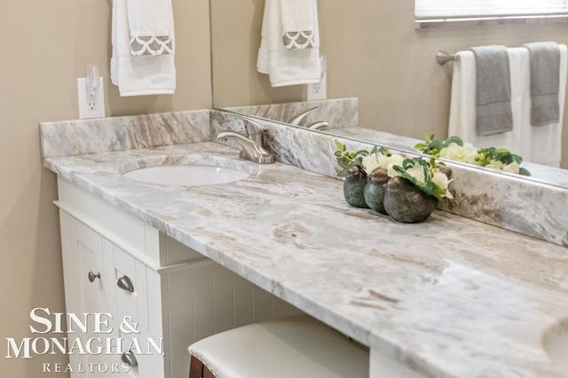 605 Hidden Lane, Grosse Pointe Woods, MI 48235