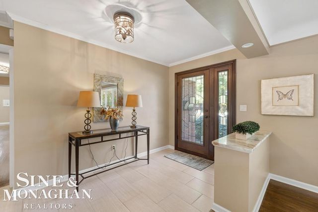605 Hidden Lane, Grosse Pointe Woods, MI 48235