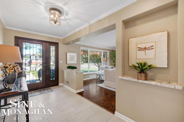 605 Hidden Lane, Grosse Pointe Woods, MI 48235