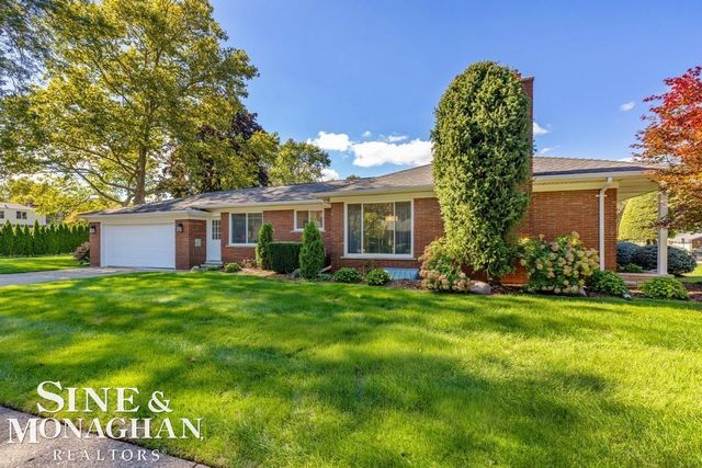 605 Hidden Lane, Grosse Pointe Woods, MI 48235