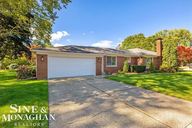 605 Hidden Lane, Grosse Pointe Woods, MI 48235