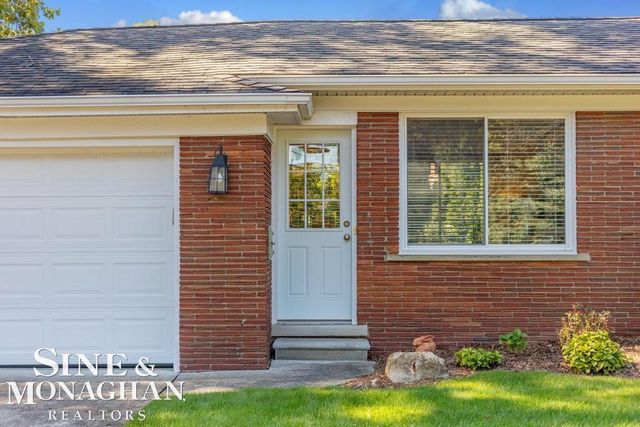 605 Hidden Lane, Grosse Pointe Woods, MI 48235