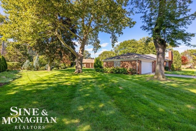 605 Hidden Lane, Grosse Pointe Woods, MI 48235
