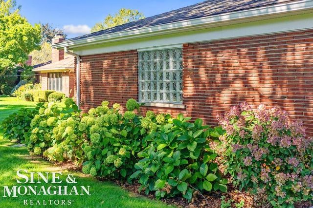 605 Hidden Lane, Grosse Pointe Woods, MI 48235