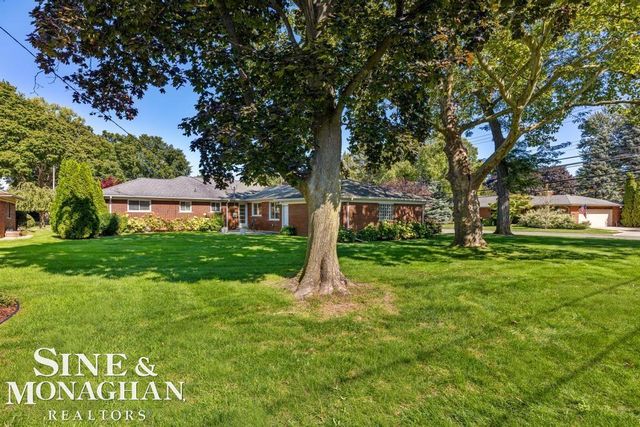 605 Hidden Lane, Grosse Pointe Woods, MI 48235