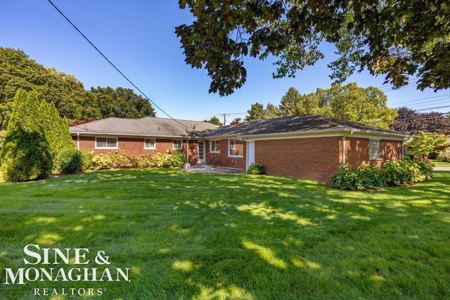 605 Hidden Lane, Grosse Pointe Woods, MI 48235
