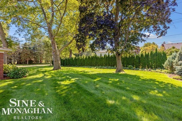 605 Hidden Lane, Grosse Pointe Woods, MI 48235