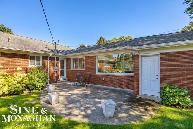 605 Hidden Lane, Grosse Pointe Woods, MI 48235