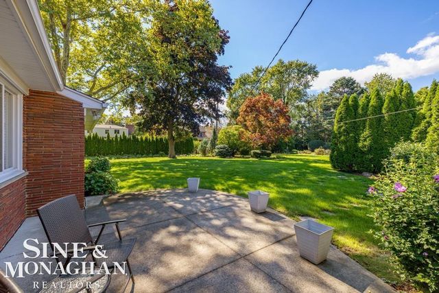 605 Hidden Lane, Grosse Pointe Woods, MI 48235
