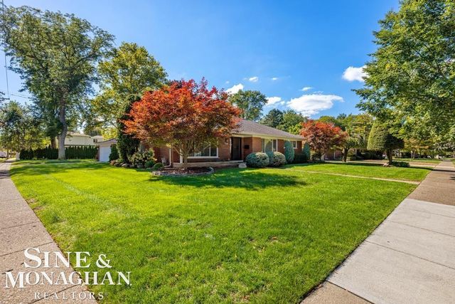 605 Hidden Lane, Grosse Pointe Woods, MI 48235