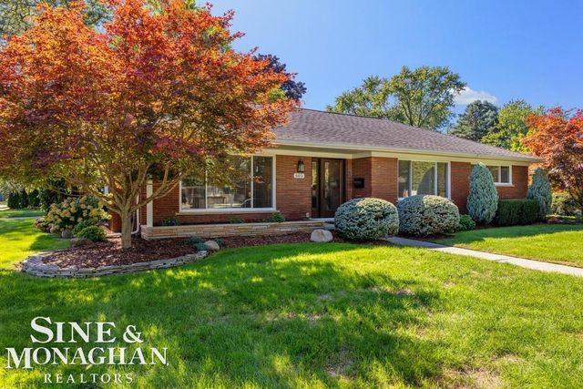 605 Hidden Lane, Grosse Pointe Woods, MI 48235