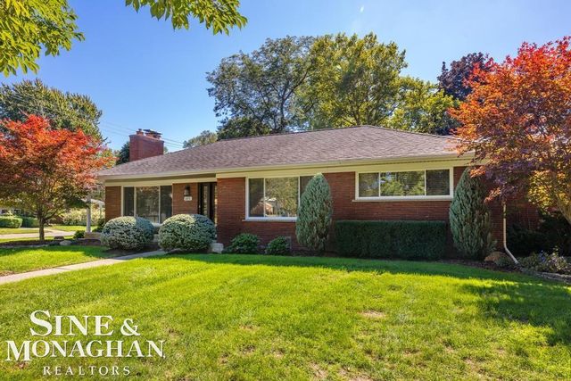 605 Hidden Lane, Grosse Pointe Woods, MI 48235