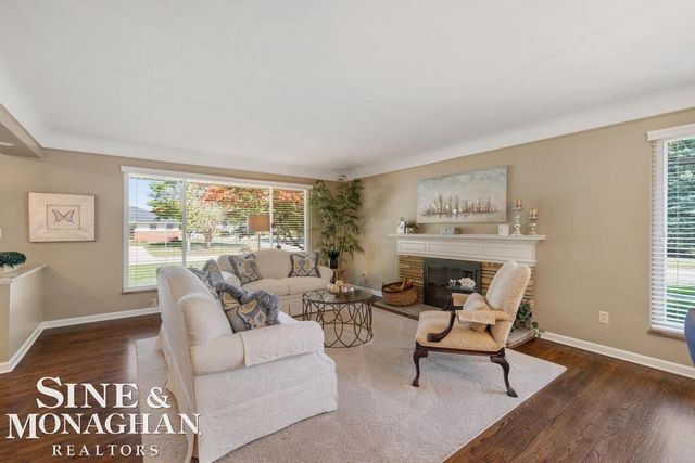 605 Hidden Lane, Grosse Pointe Woods, MI 48235