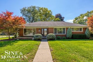 605 Hidden Lane, Grosse Pointe Woods, MI 48235