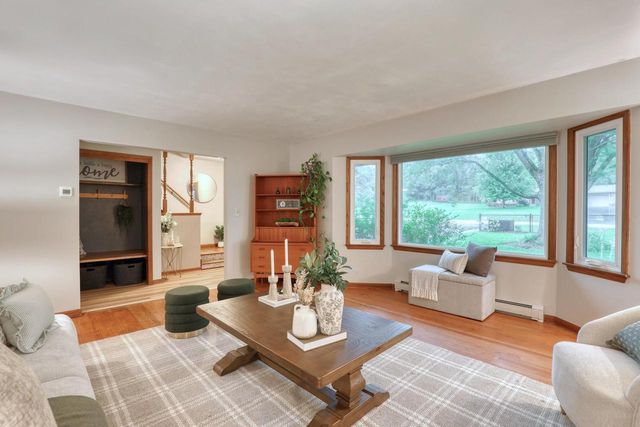 W304S2745 Green Meadow LANE, Waukesha, WI 53188