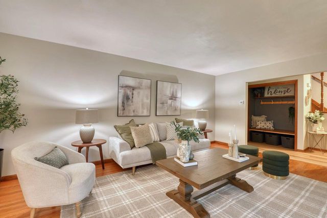 W304S2745 Green Meadow LANE, Waukesha, WI 53188