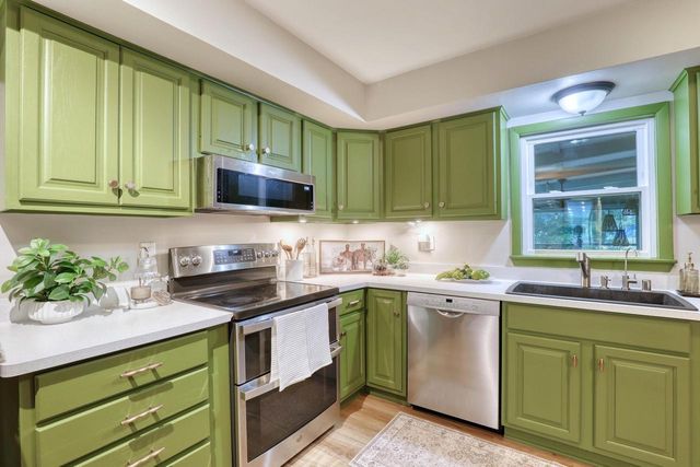 W304S2745 Green Meadow LANE, Waukesha, WI 53188