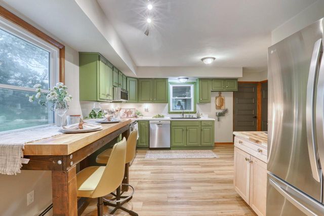 W304S2745 Green Meadow LANE, Waukesha, WI 53188