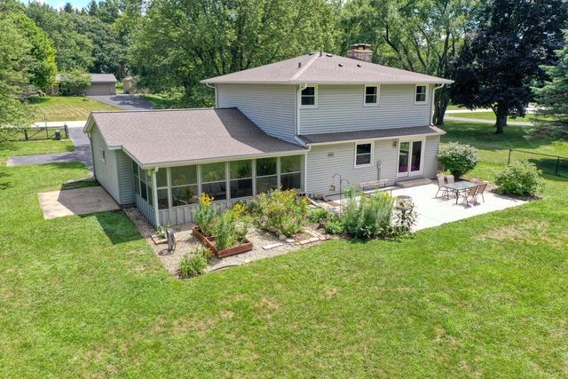W304S2745 Green Meadow LANE, Waukesha, WI 53188