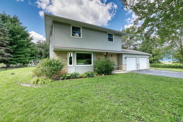 W304S2745 Green Meadow LANE, Waukesha, WI 53188