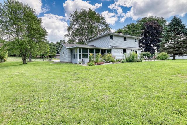 W304S2745 Green Meadow LANE, Waukesha, WI 53188