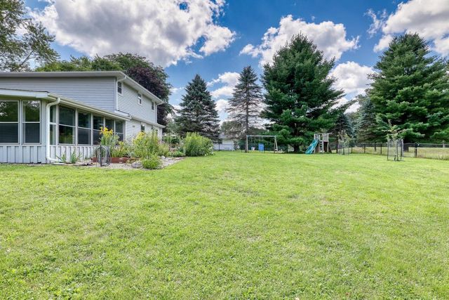 W304S2745 Green Meadow LANE, Waukesha, WI 53188