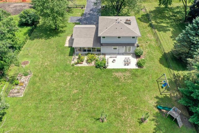 W304S2745 Green Meadow LANE, Waukesha, WI 53188