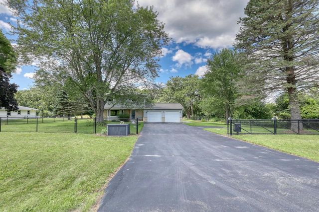 W304S2745 Green Meadow LANE, Waukesha, WI 53188