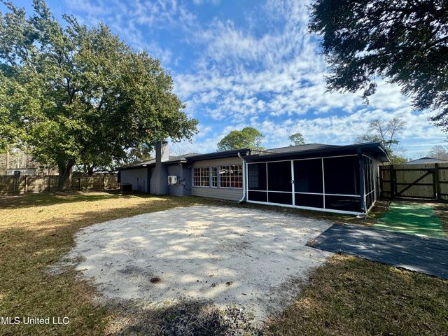 1315 Sussex Drive, Ocean Springs, MS 39564