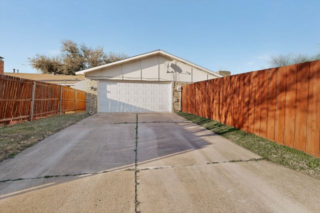 1926 Rambling Ridge Lane, Carrollton, TX 75007